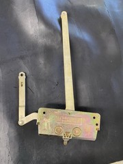 Truth EntryGard Dual Arm Casement Operator Stud Bracket 4 7/16”x10 1/2″ Arms