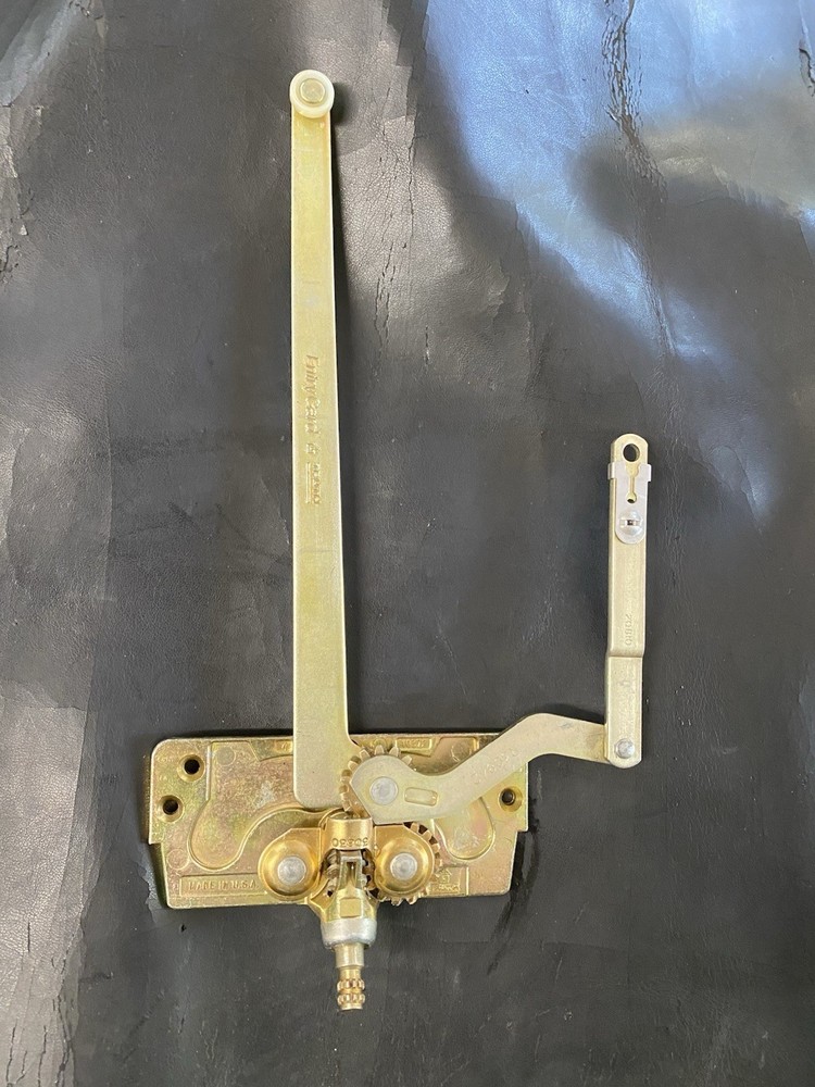 Truth EntryGard Dual Arm Casement Operator Stud Bracket 4 7/16”x10 1/2″ Arms