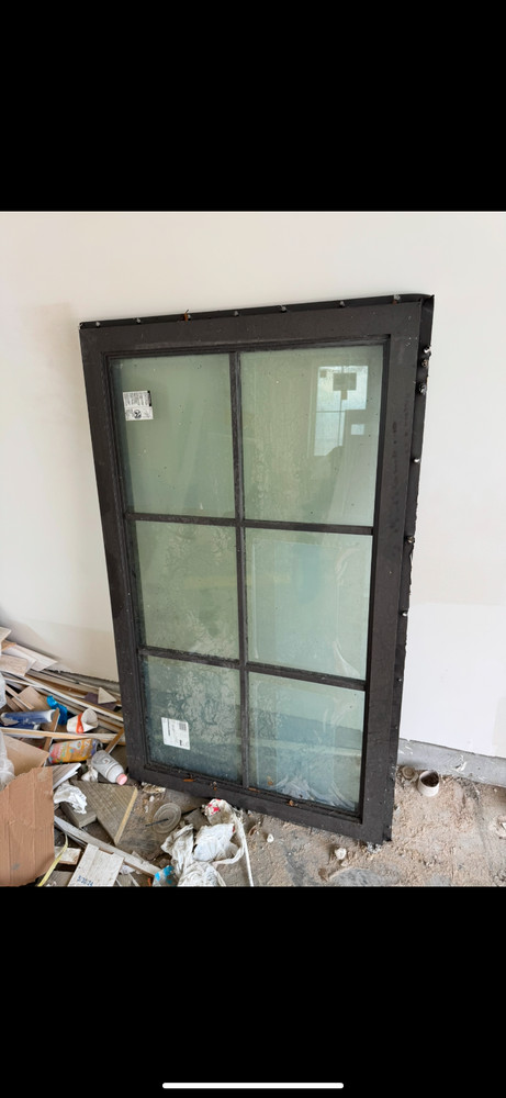 Andersen window. 3050 fixed gridded black color. Composite material