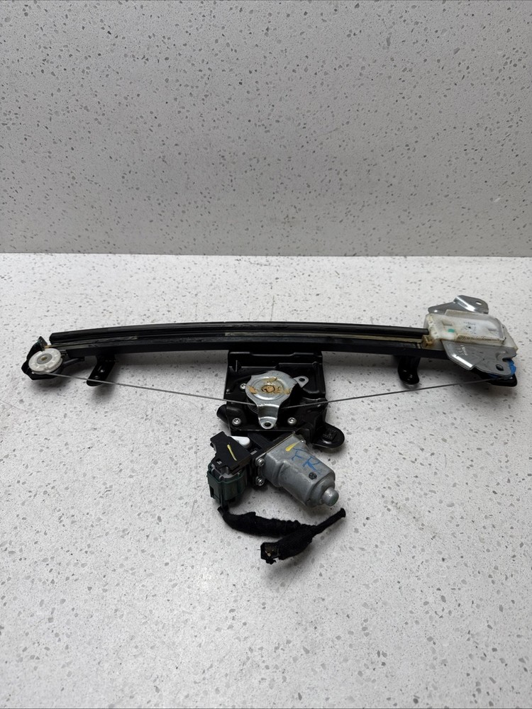2015 Nissan Sentra Front Right Side Power Window Regulator with Motor