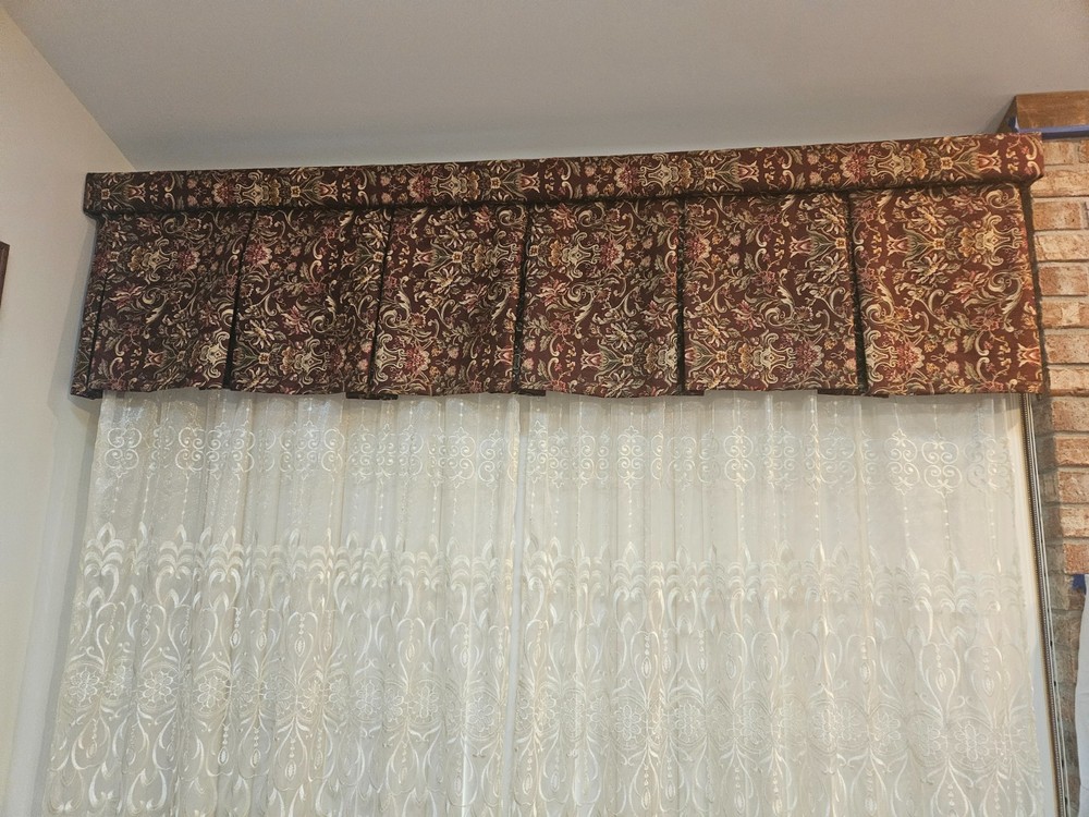 Wide Window/Door Burgundy/Gold Cornices